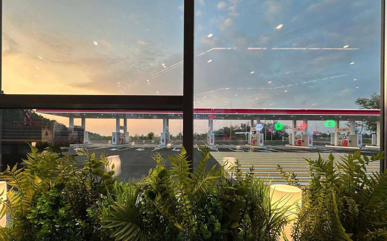 Многофункциональные зоны на платных дорогах — что в них есть?