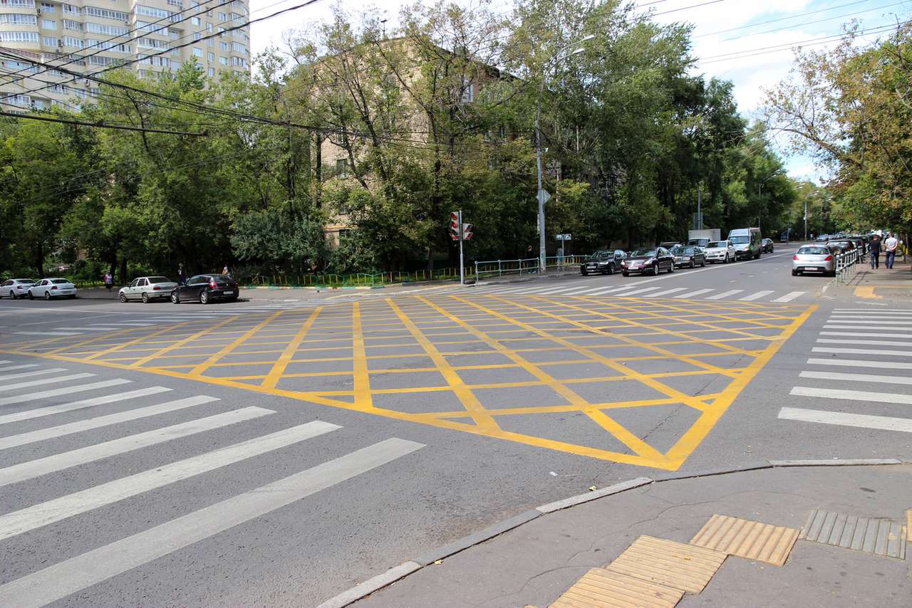 Не заметить новую разметку невозможно. О том, что она означает, информируют знаки перед перекрестком. Их вид, цвет разметки и размер вафельной сетки на всех трех экспериментальных перекрестках разный. Какие лучше – решат водители.