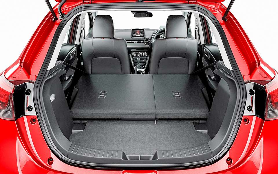 Заявленный объем багажника 280 л – и это похоже на правду. В японской комплектации обычно нет запаски – только ремкомплект. Но ниша для запасного колеса есть.