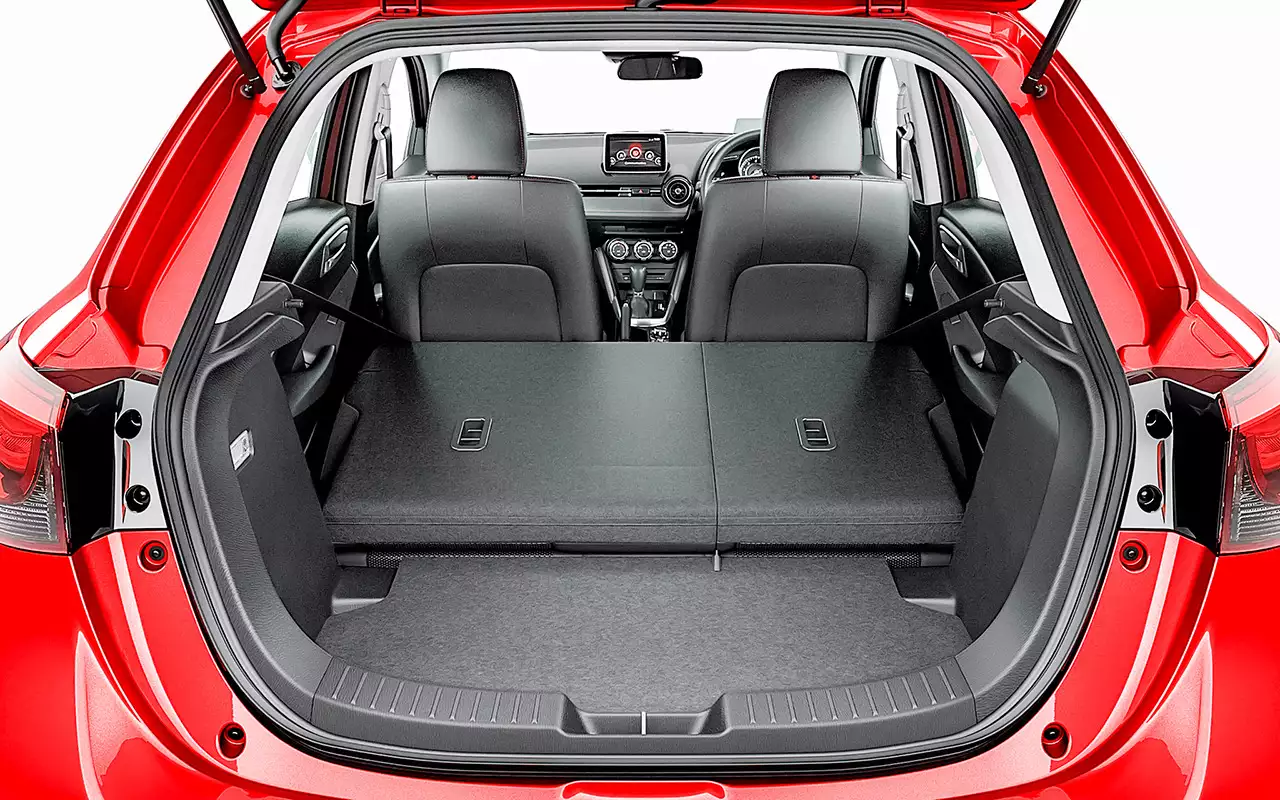 Заявленный объем багажника 280 л – и это похоже на правду. В японской комплектации обычно нет запаски – только ремкомплект. Но ниша для запасного колеса есть.