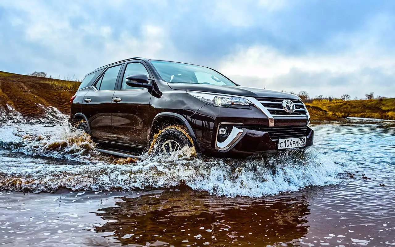Fortuner преодолевает брод глубиной до 700 мм. 
От возможного перегрева раздаточную коробку защищает радиатор.