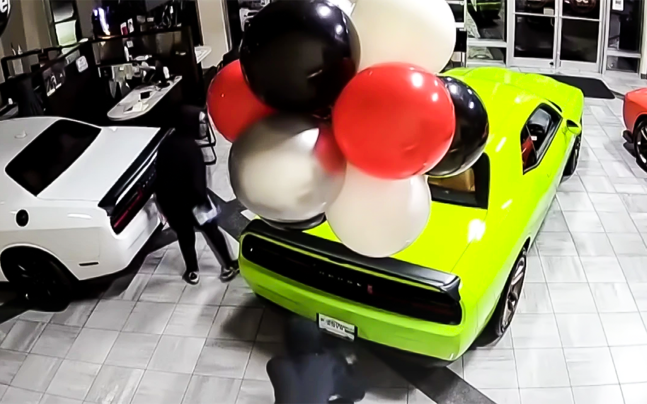 6 автомобилей угнали из автосалона за 60 секунд