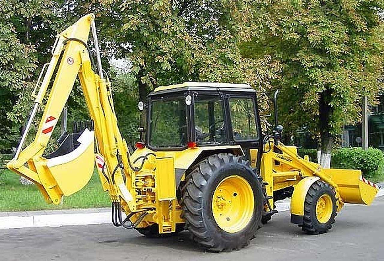 Лука Апостол ездил по Москве на экскаваторе