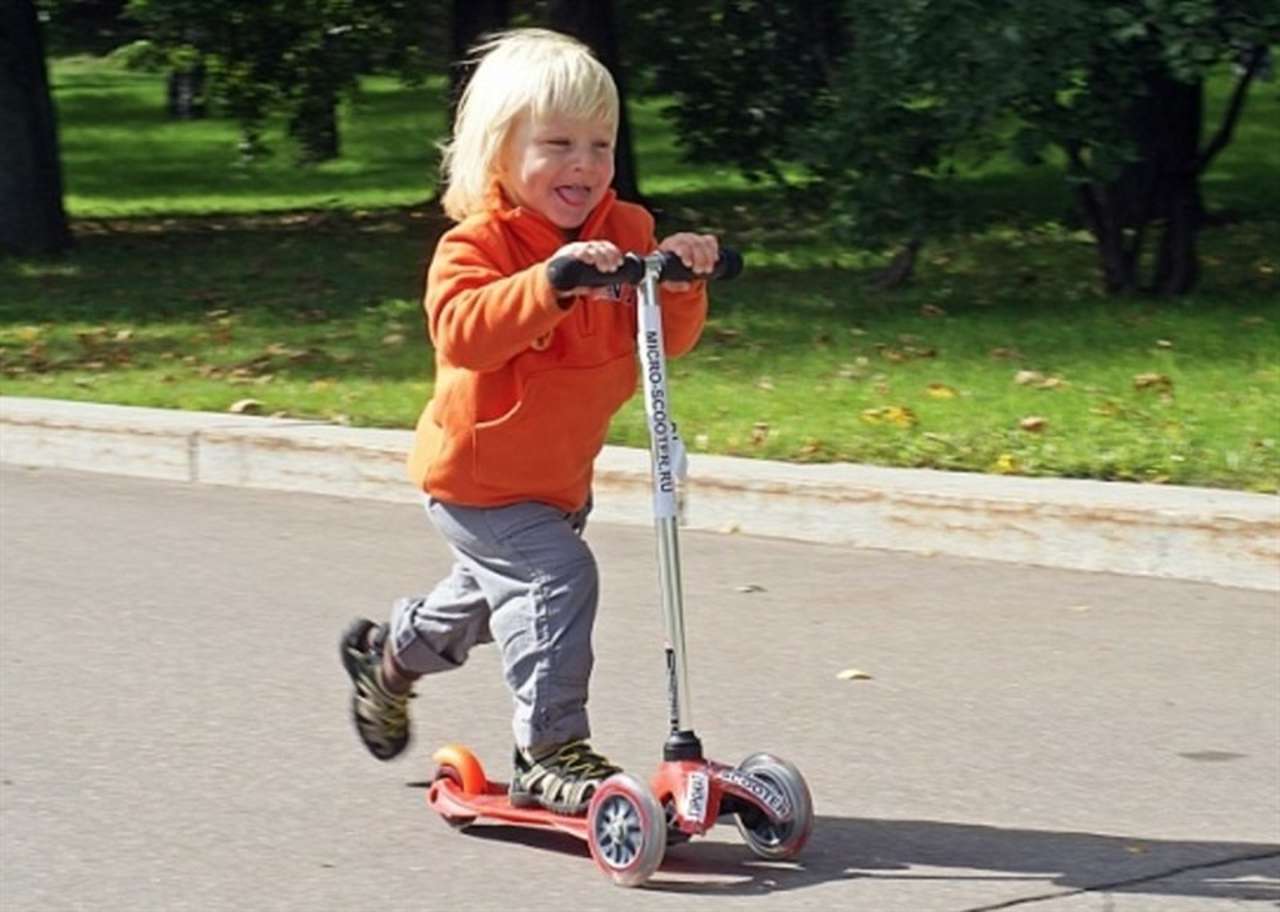Дети на самокатах и их бестолковые родители