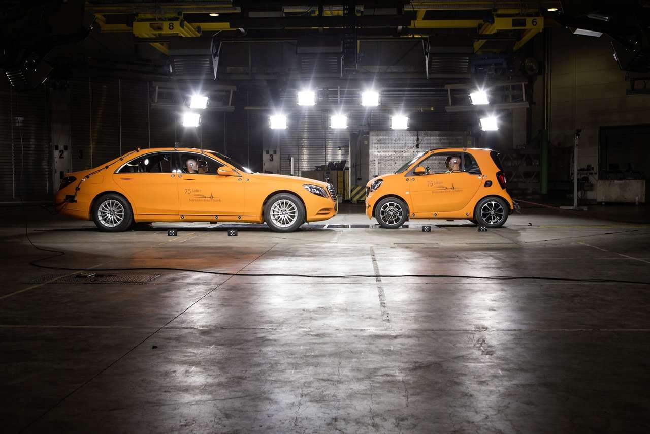 Новый smart Fortwo выдержал удар Mercedes-Benz S-класса