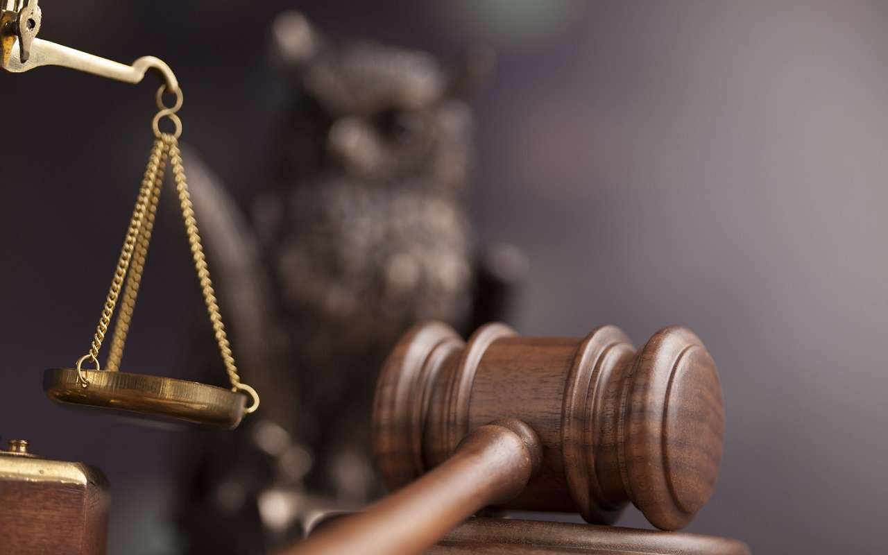 Трое мужчин обворовали фургон, перевозивший золото