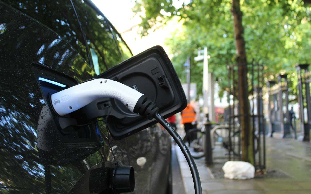 В Москве на данный момент бесплатных общественных зарядных станций для электромобилей уже нет.