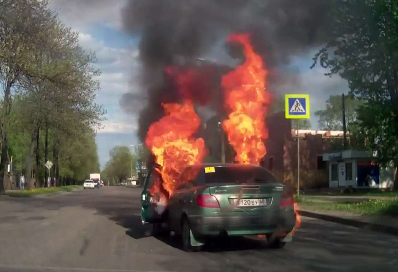 Автомобиль по вине водителя загорелся прямо на ходу