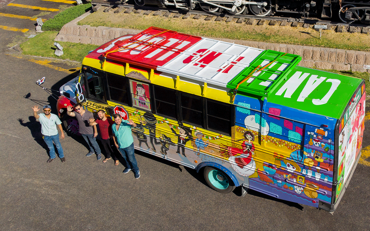 Мексиканцы приехали в Москву на ЧМ-2018 на расписном автобусе