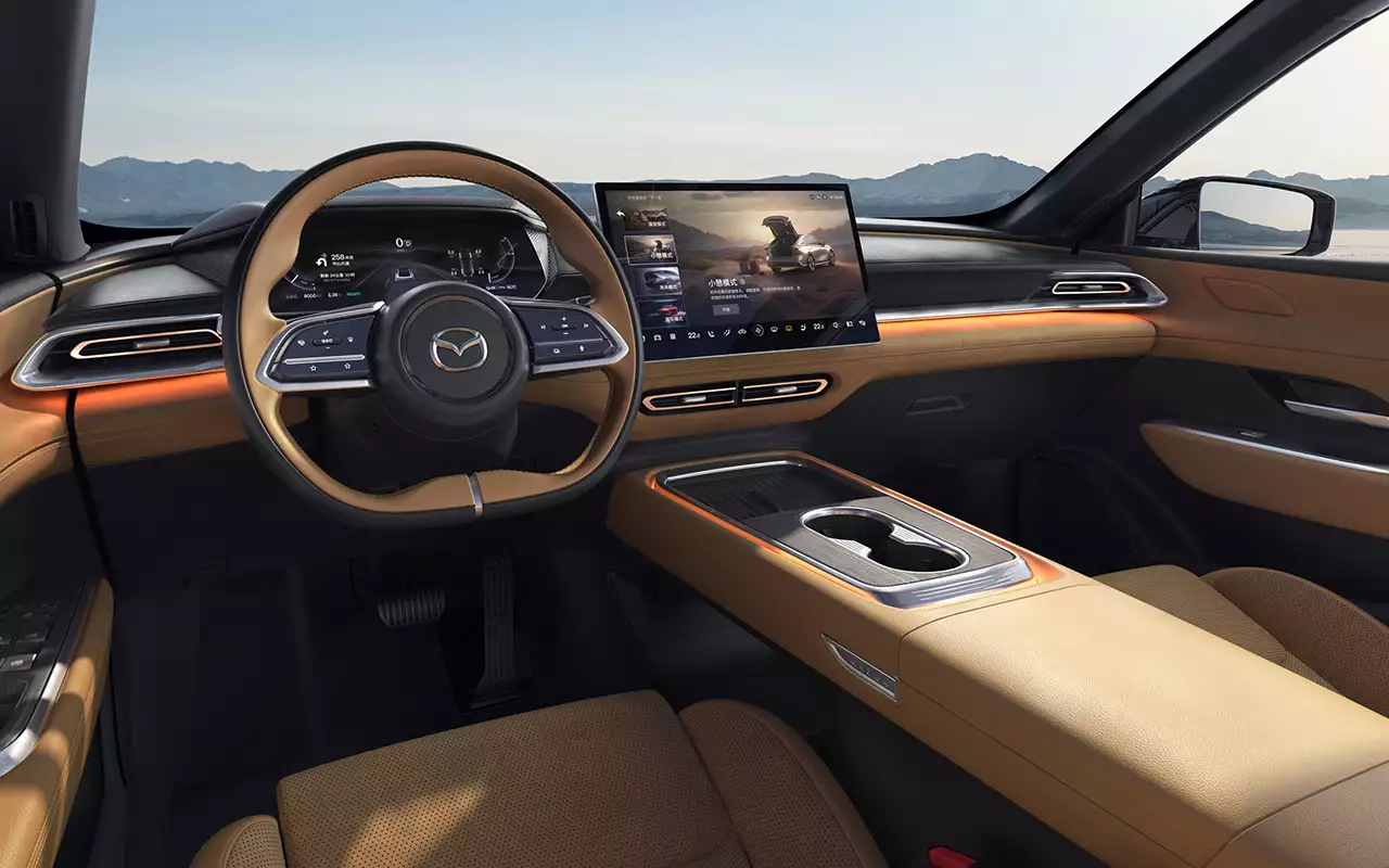 Интерьер Mazda EZ-6