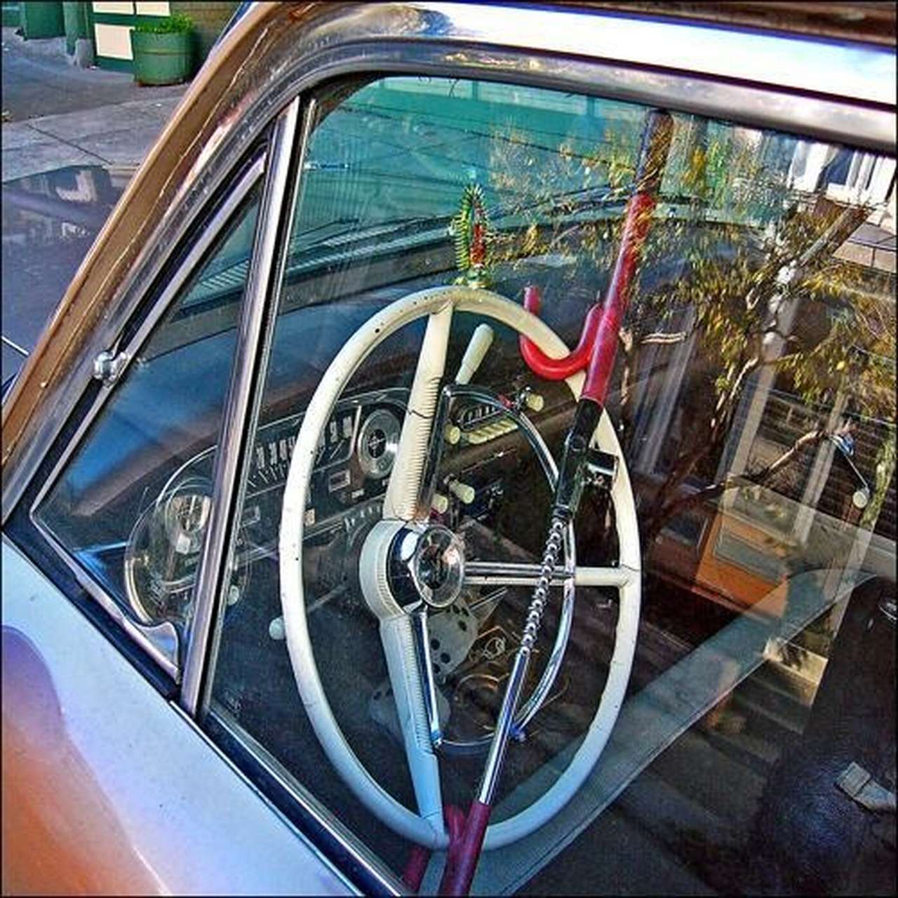 Полиция напомнила владельцам премиальных авто об эффективности простых блокираторов руля