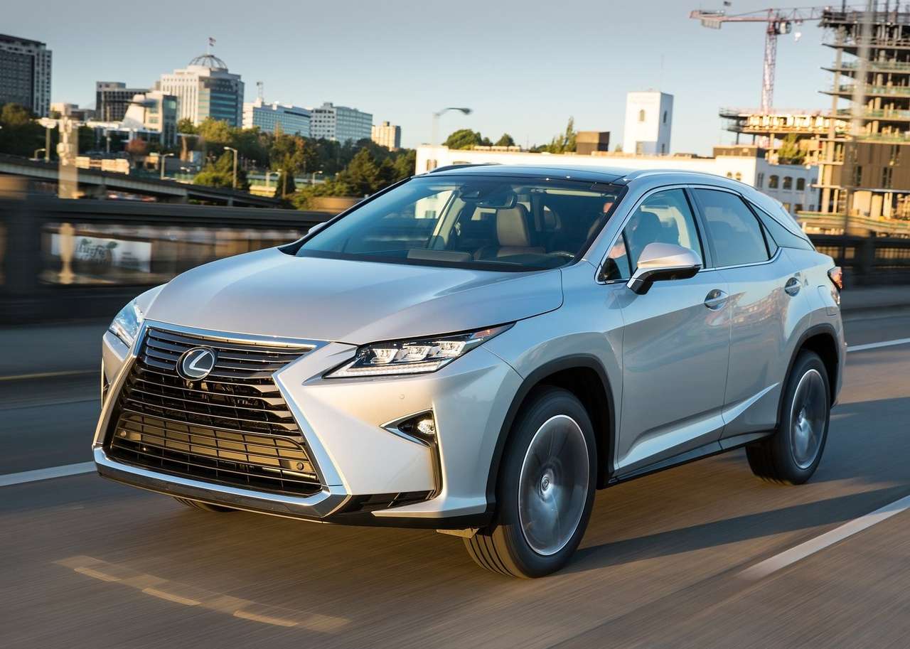 Третья линия фронта: Lexus RX пригласит на галерку