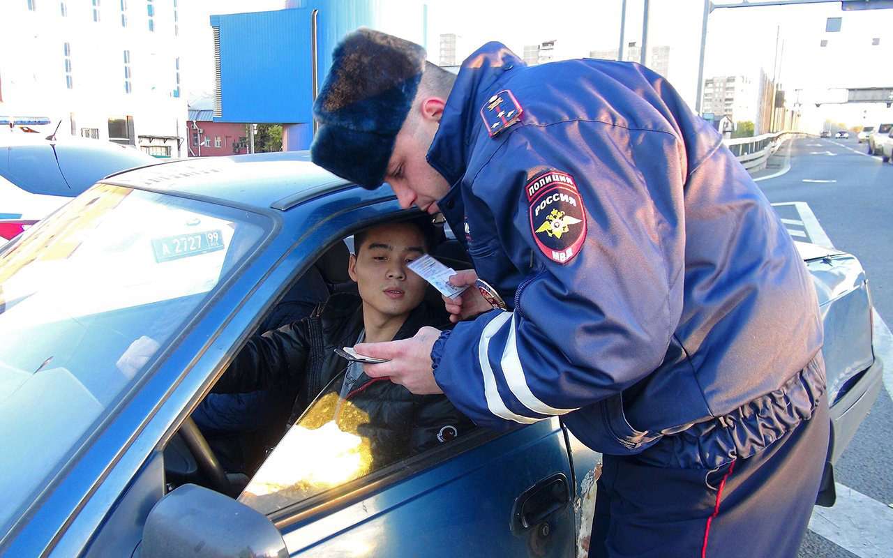 Жизни людей важнее: в России хотят лишать мигрантов отсрочки на замену водительских прав
