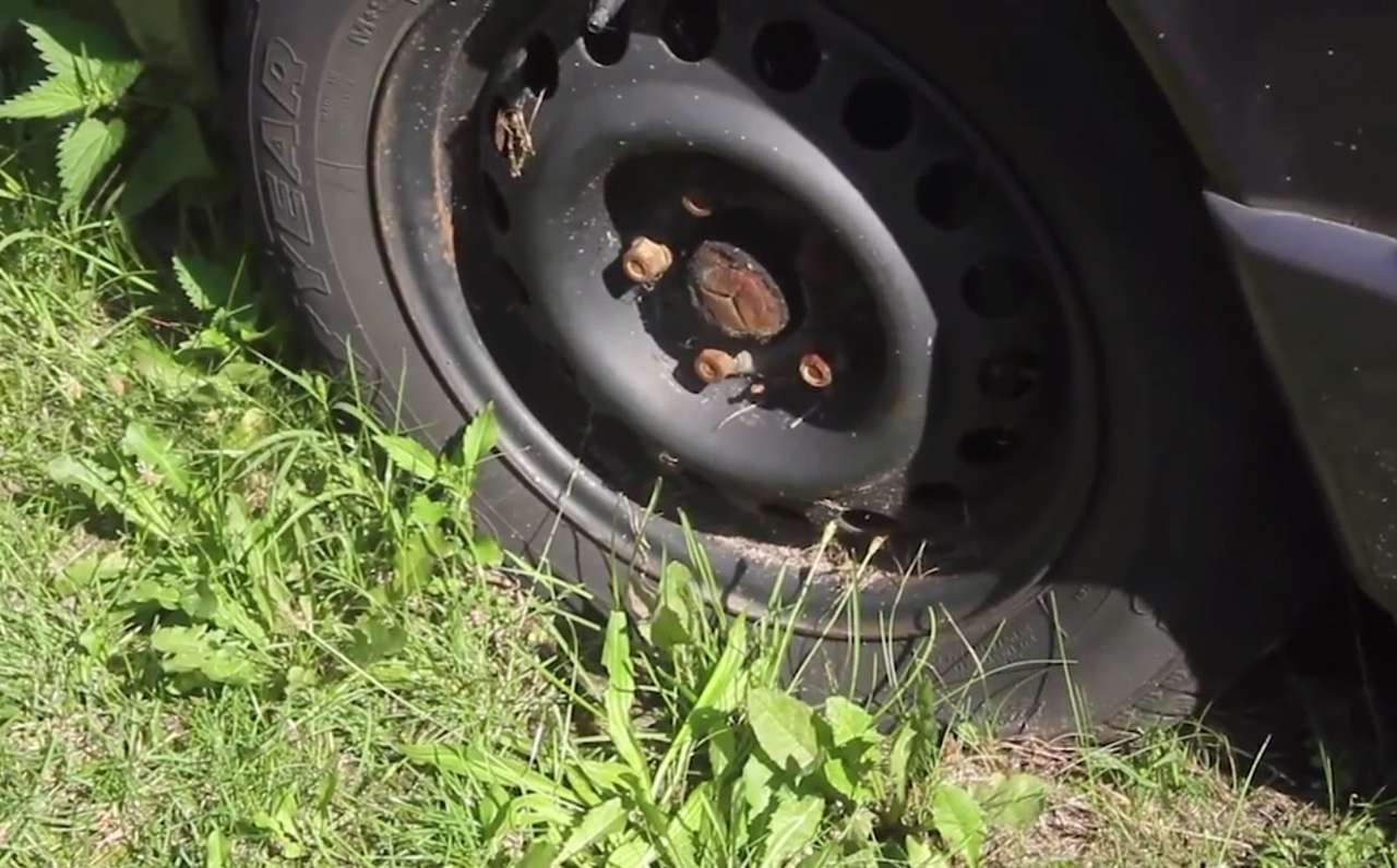 «Хатико»: владельца нет, а автомобиль ждет его на парковке уже 16 лет. Ничего не поделать!