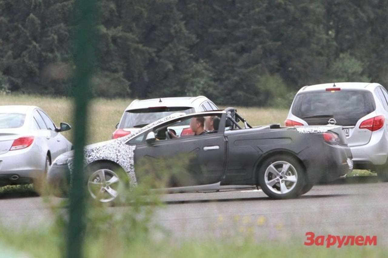 Opel Astra впервые поймали без крыши