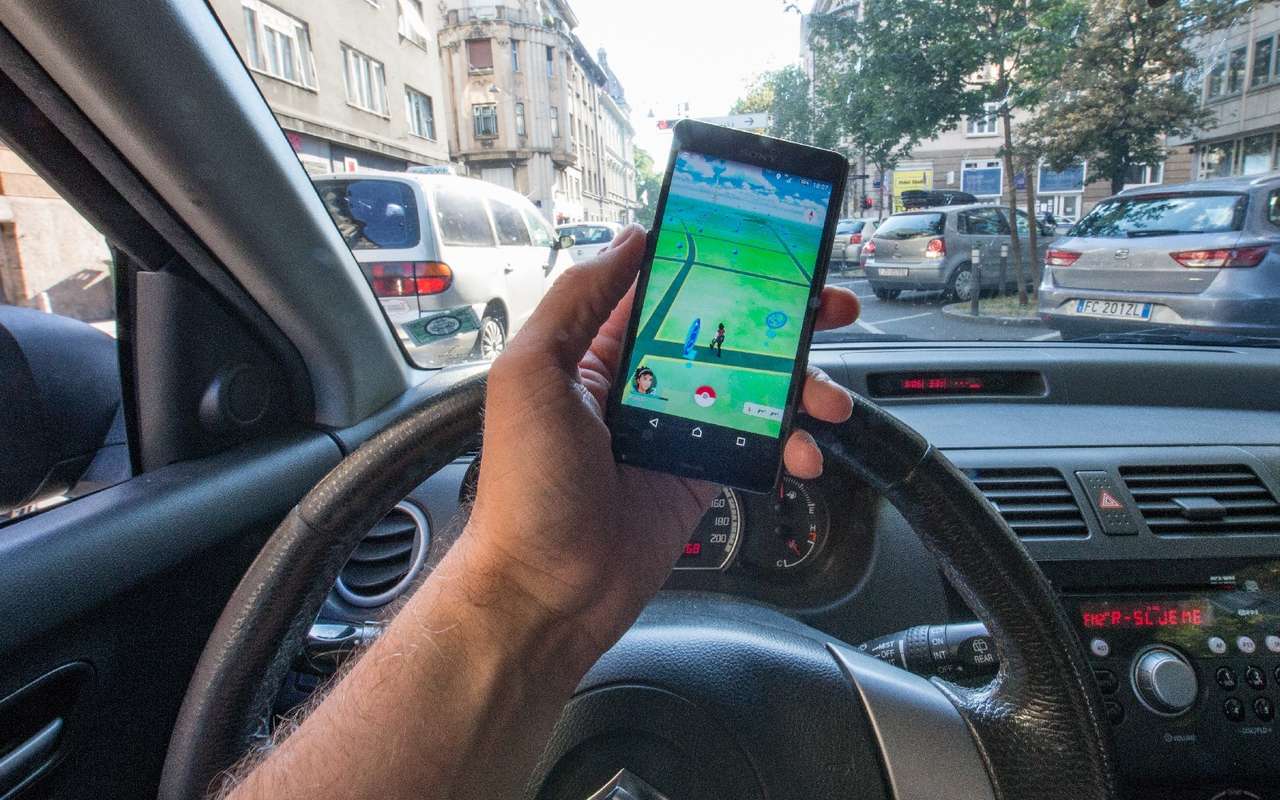 Игра Pokemon GO угрожает безопасности на дорогах