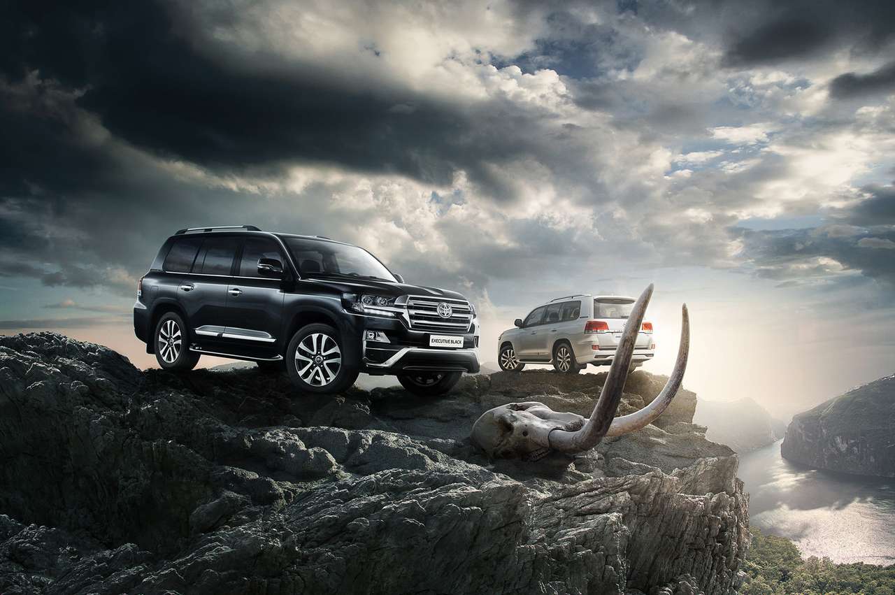 Toyota Land Cruiser 200 обзавелся спецсерией Executive Black и White