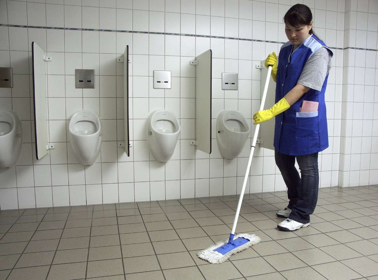 Из машины уборщицы «Газпрома» похитили сумку за 300 тыс. рублей