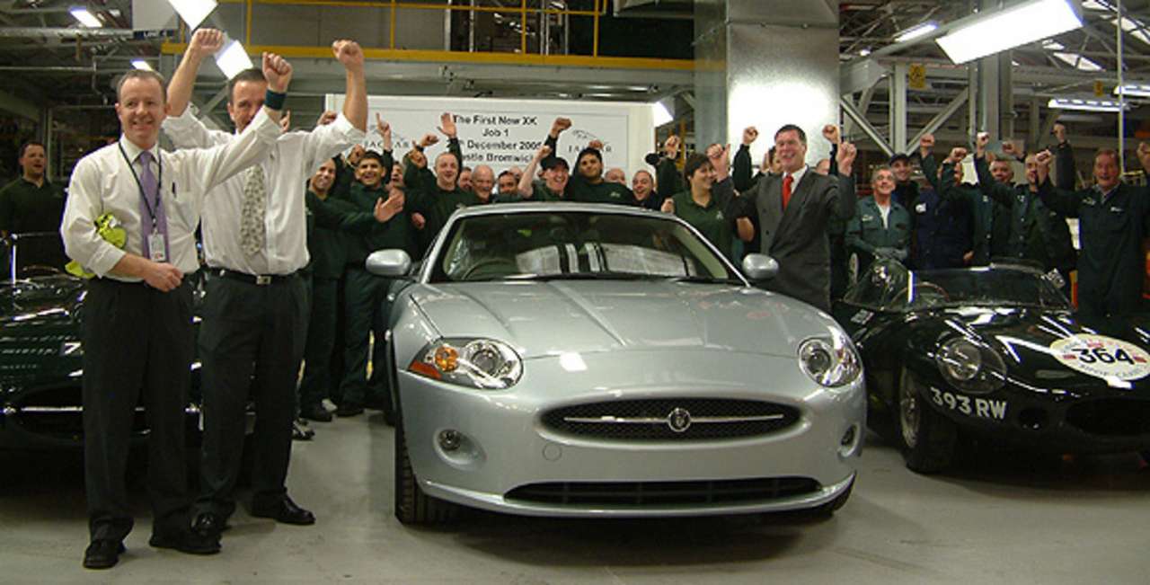 Первый серийный Jaguar XK сходит с конвейера