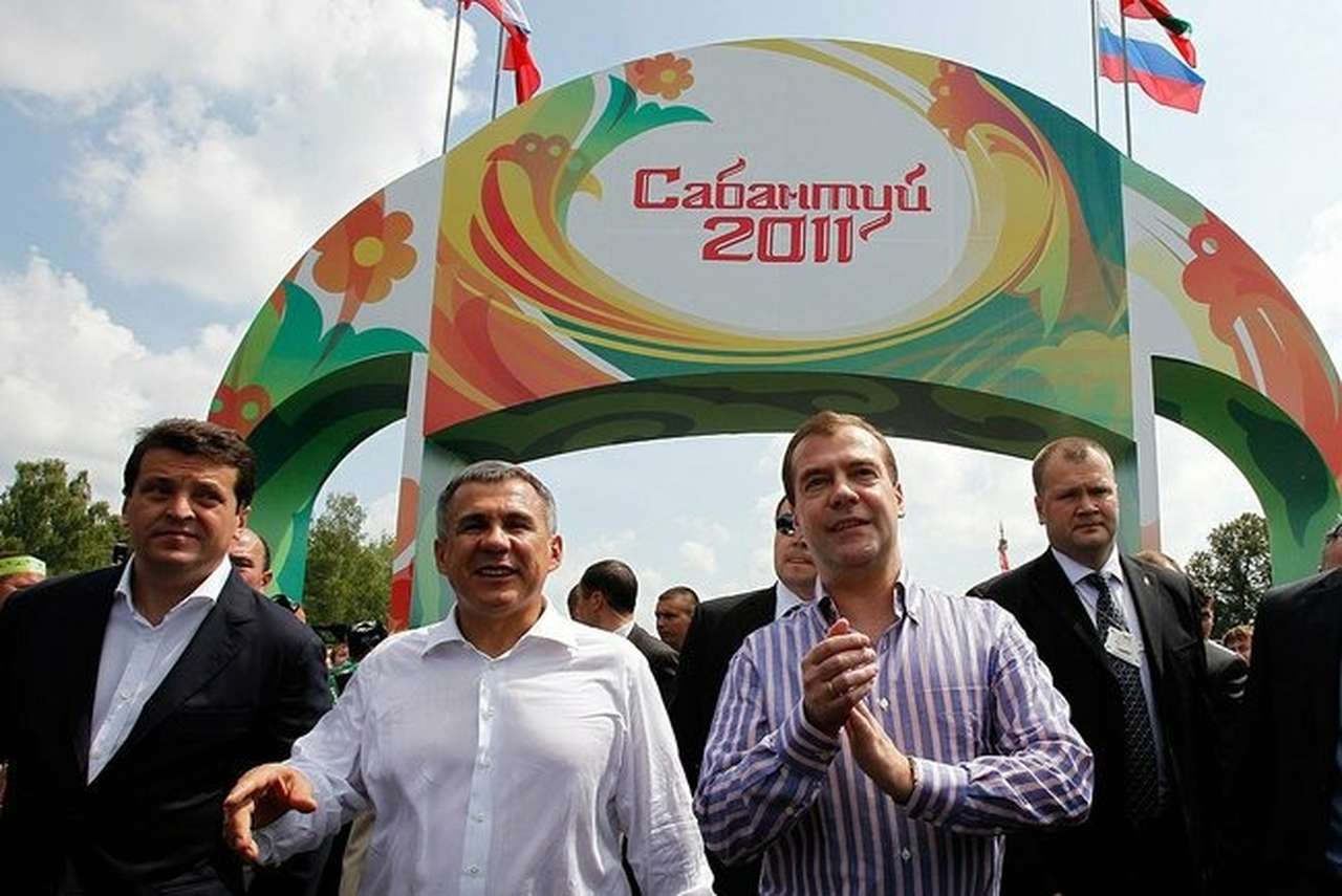 Дмитрий Медведев чуть не задавил пешеходов