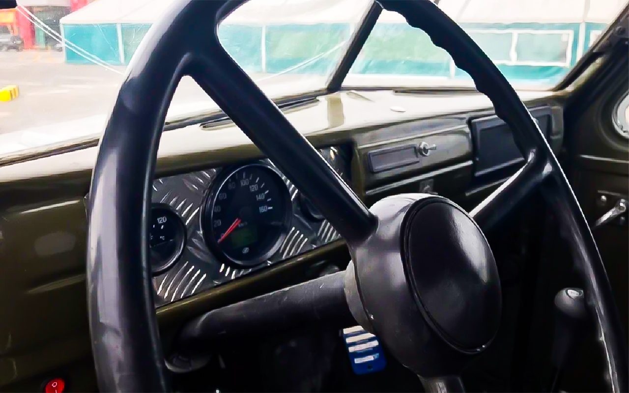 Интересный (и практичный) грузовик — родом из СССР, но как новый!