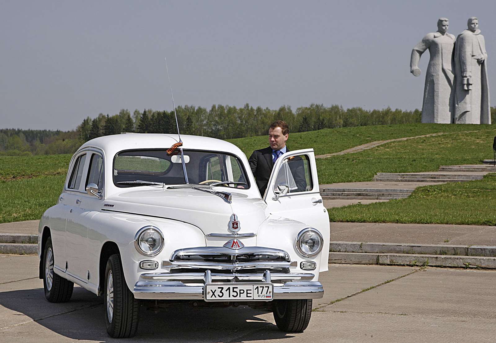 газ-м-20 «победа» медведев. автономер 19 регион. пуговицы с номерами. алгебра 7 класс мордкович задача 19 7. ордена кутузова.