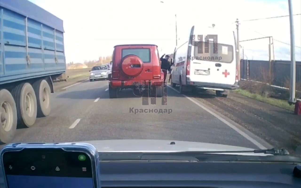 Начал пинать ногами: водитель Мерседеса без номеров устроил «разборки» со скорой