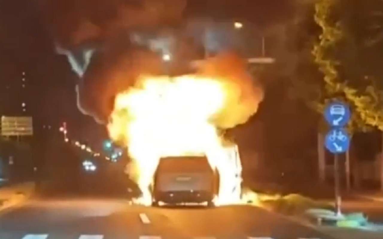 Электромобиль Lixiang загорелся прямо на ходу — видео
