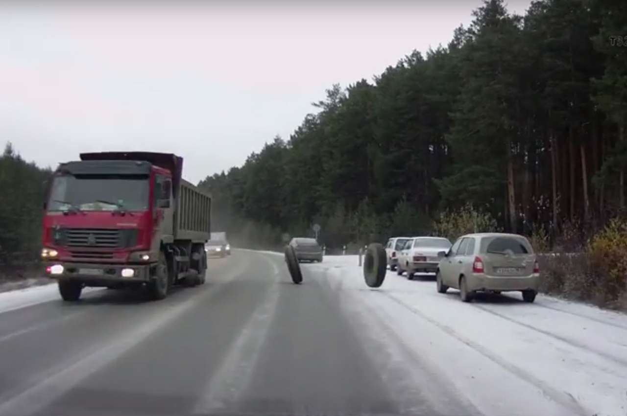 Самосвал разулся прямо на дороге (ВИДЕО)