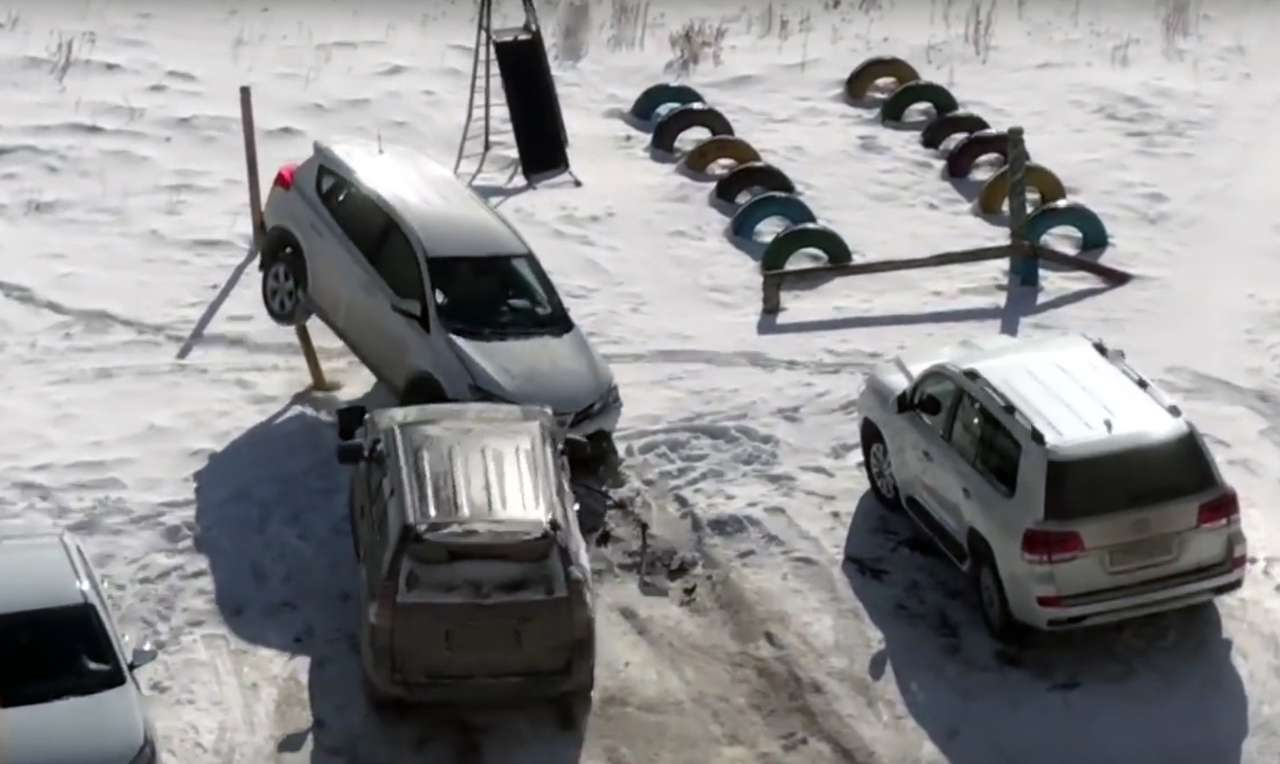 Отметил женский праздник: пьяный мужчина разбил машину супруги