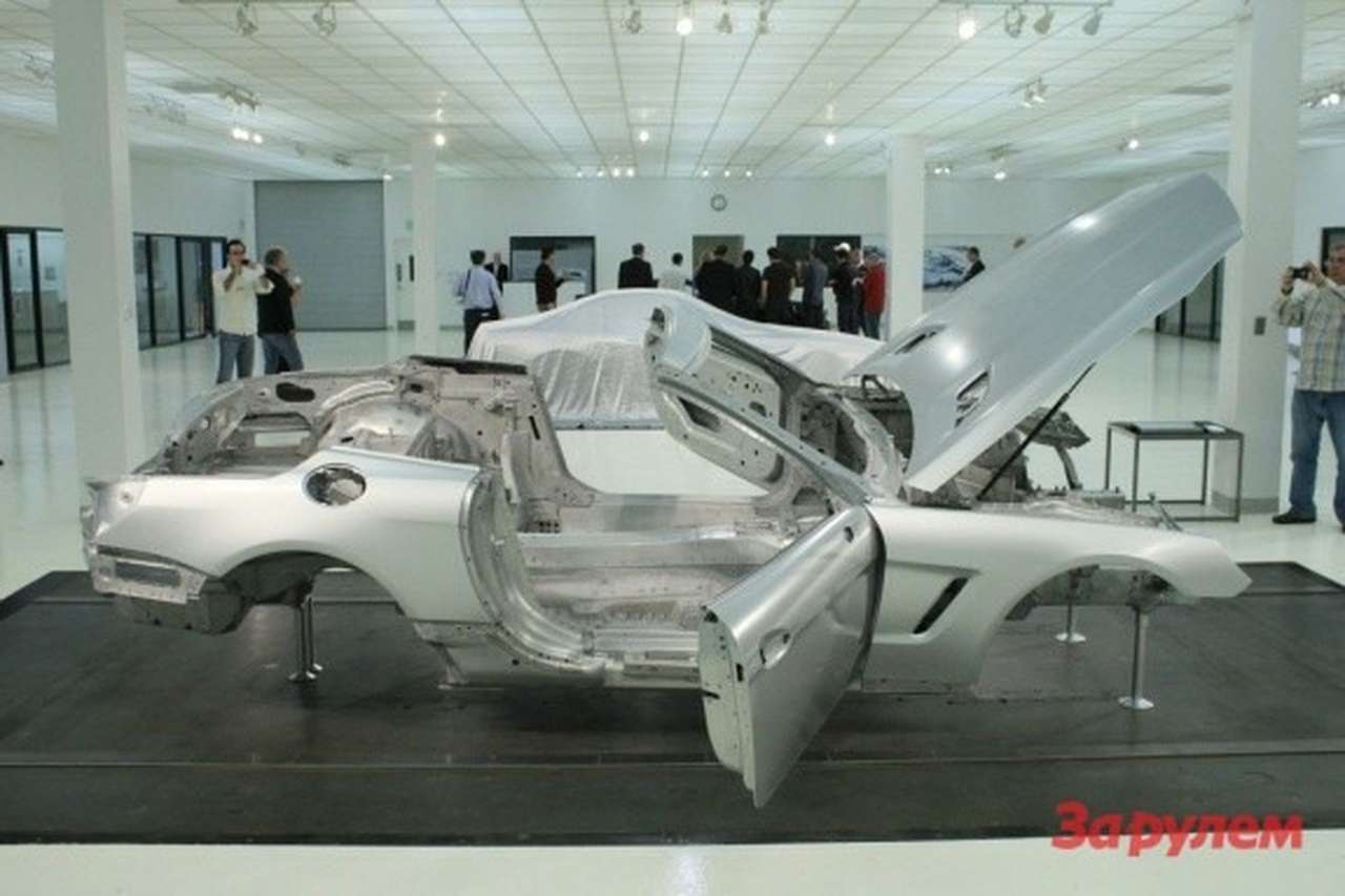 Новый родстер Mercedes SL похвастал техническими инновациями
