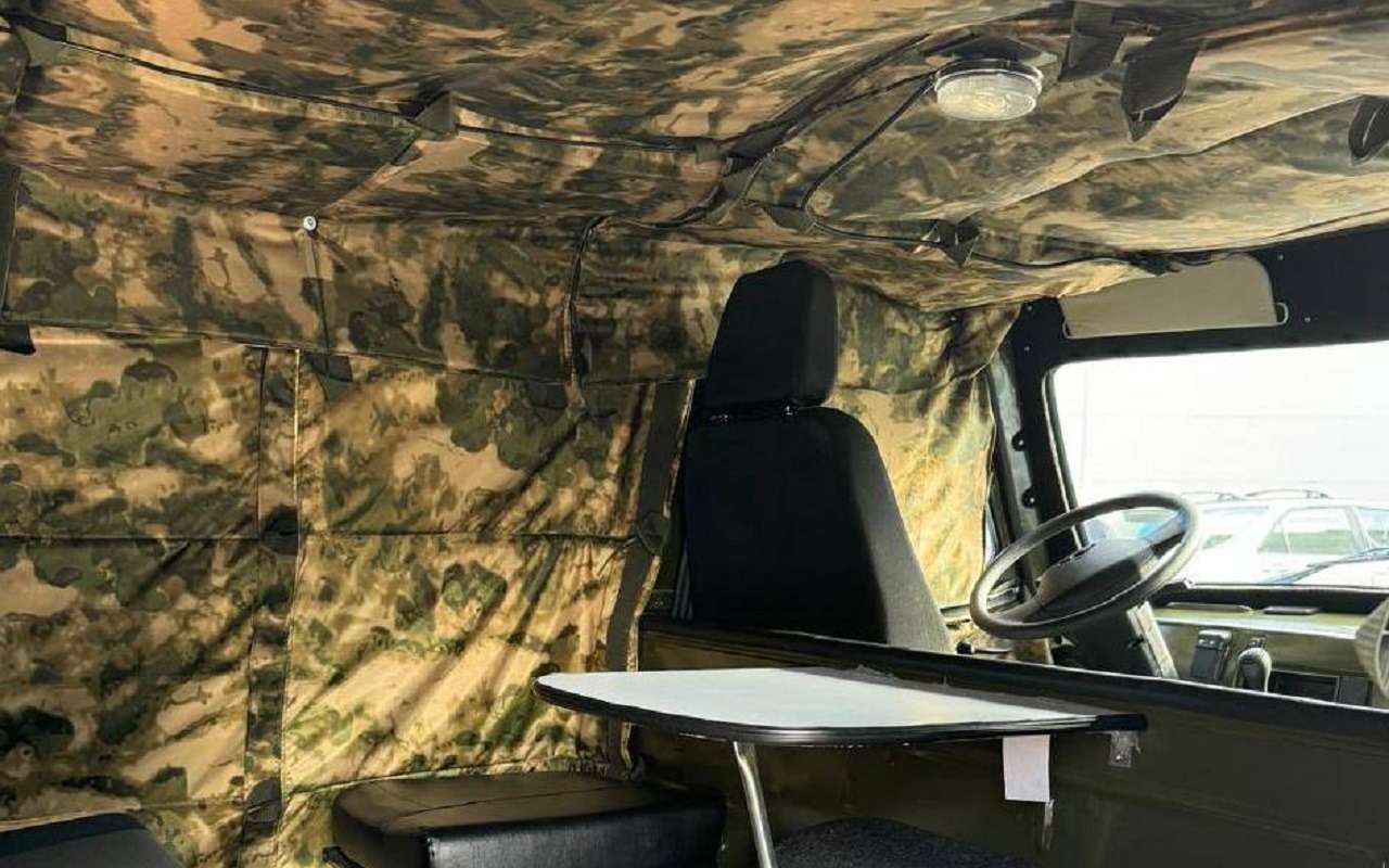 Интерьер УАЗа с модулями СВМПЭ от «Русской Силы». Противоосколочная стойкость баллистического пакета составляет 488 м/с. Масса защиты из полимерных материалов – 2,4 кг на один квадратный метр бронирования.