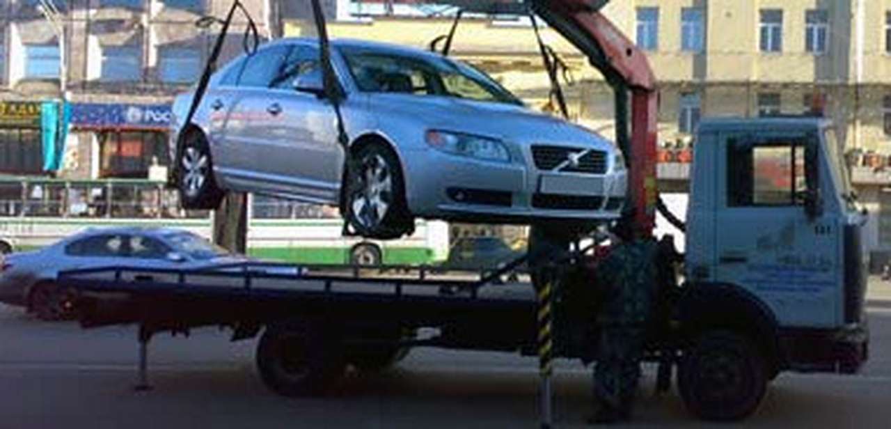 В Питере хотят ввести плату за эвакуацию авто на штрафстоянки