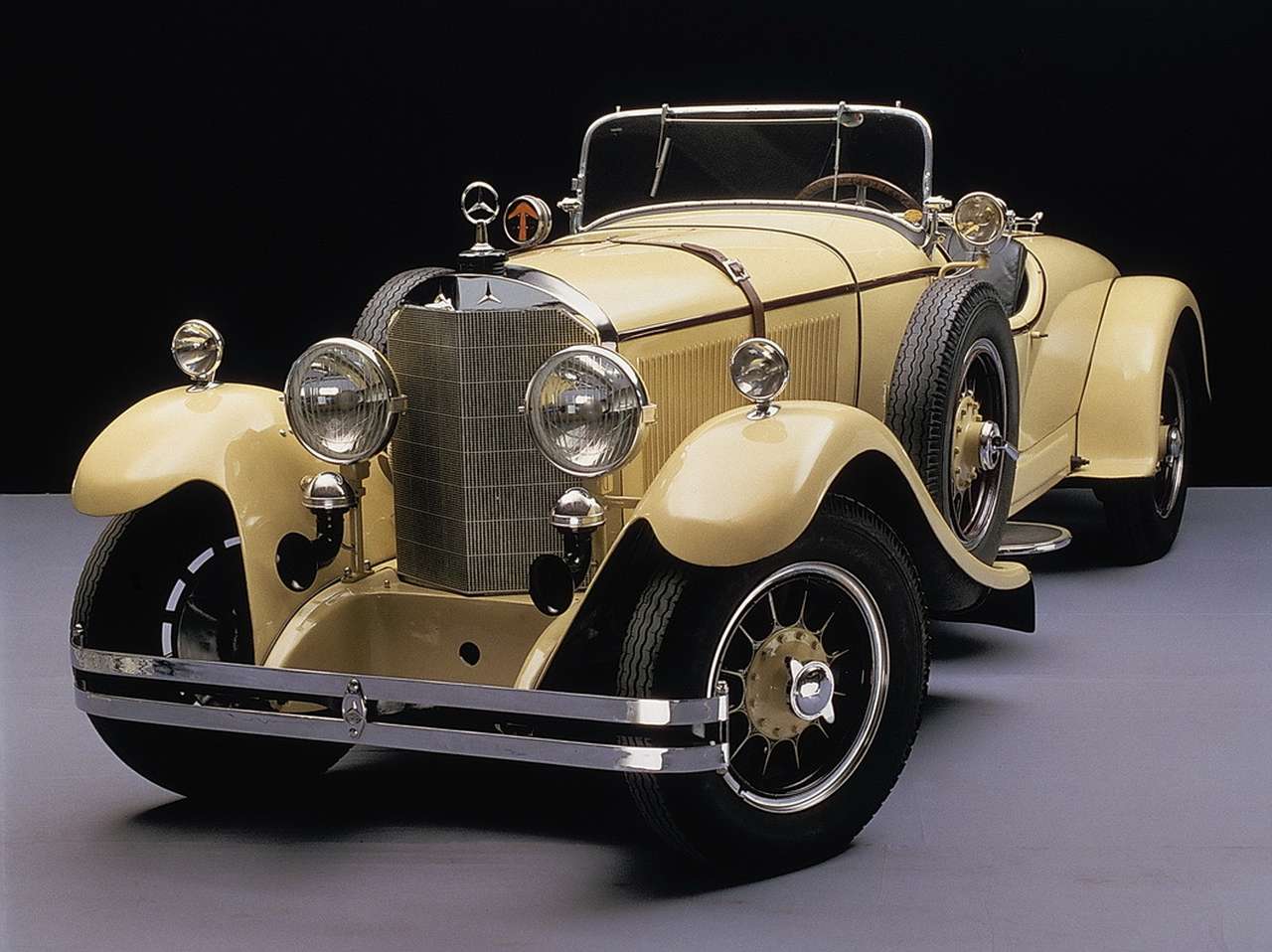  Компрессорный Mercedes Typ 630 24/100/140PS, разработанный под руководством технического директора Daimler Motoren Gesellschaft Фердинанда Порше. Автомобиль несет на радиаторе сразу три трехлучевые звезды, причем фигура забрана в кольцо. Этот технологический прием, обеспечивающий ей жесткость, был запатентован в 1921 году заодно и как элемент фирменного стиля.