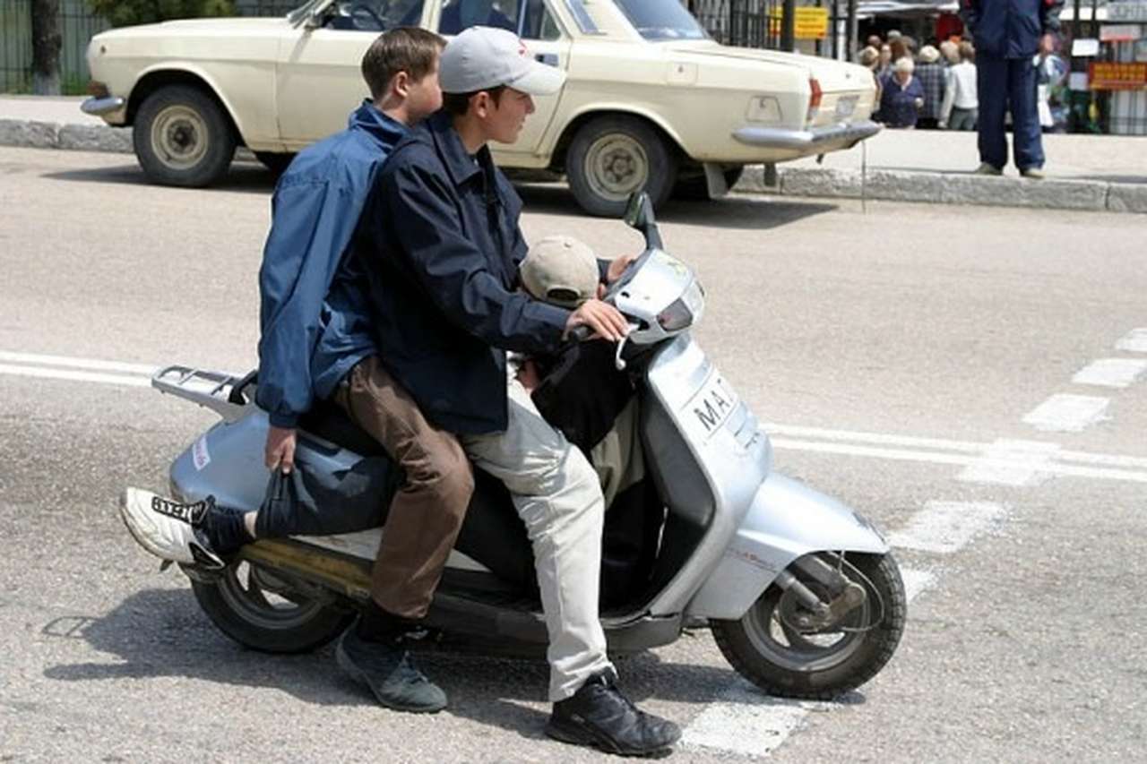 Владельцы мопедов и скутеров готовятся сдавать на права 