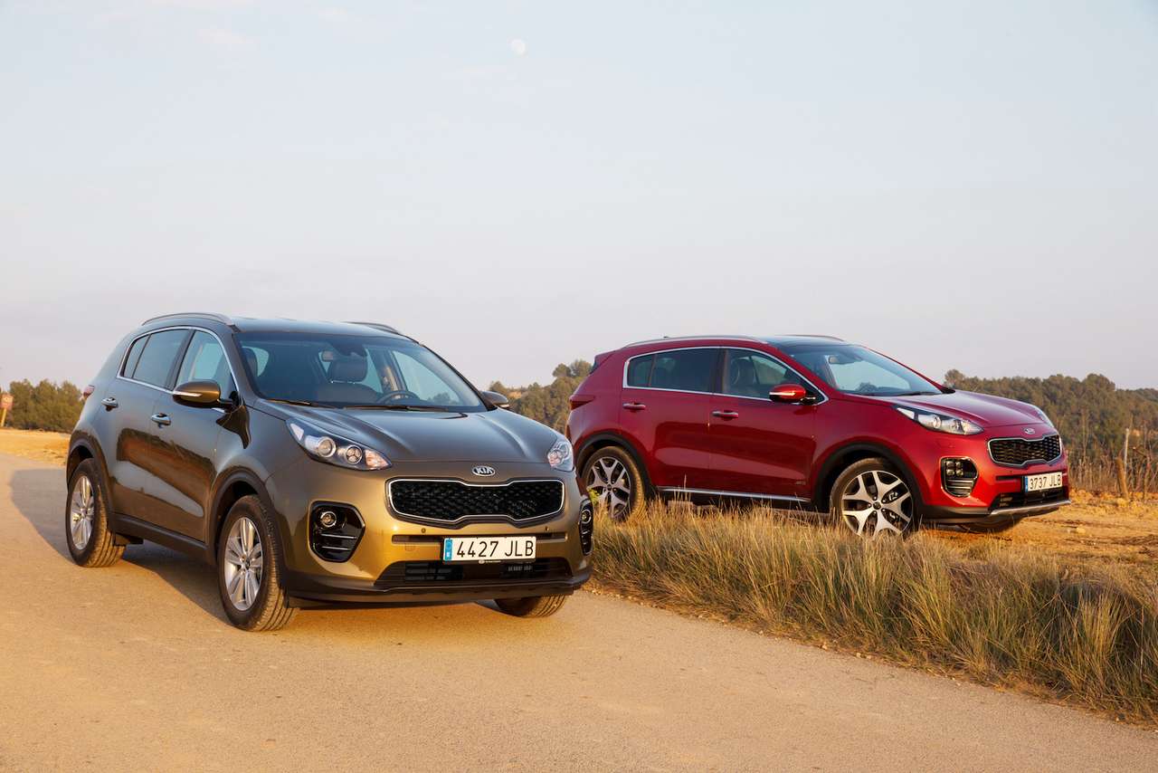 Kia Sportage четвертого поколения (на заднем плане - версия GT Line) 