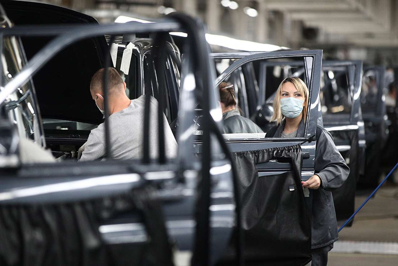 Правительство обязало автоконцерны сохранить штат сотрудников