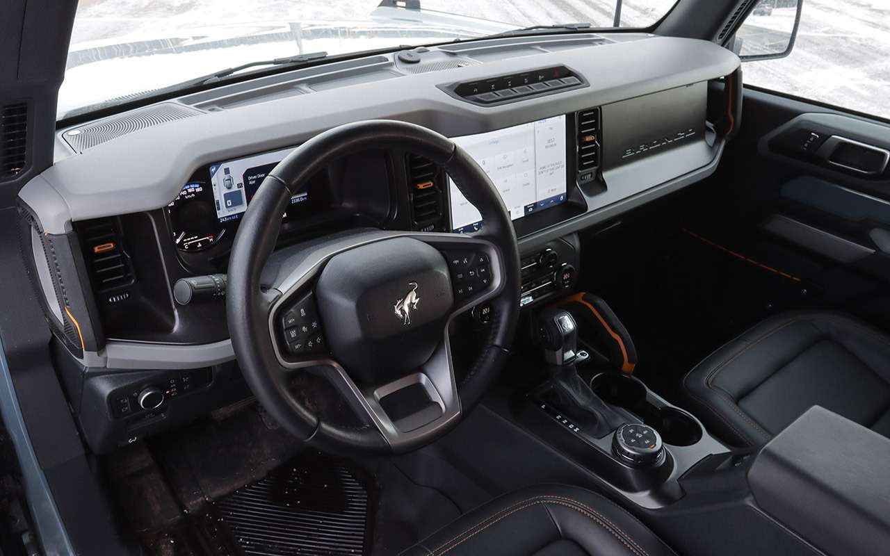 Обратите внимание на эмблему. Не голубой овал, как на других моделях Ford, а жеребец — по аналогии с Мустангом.