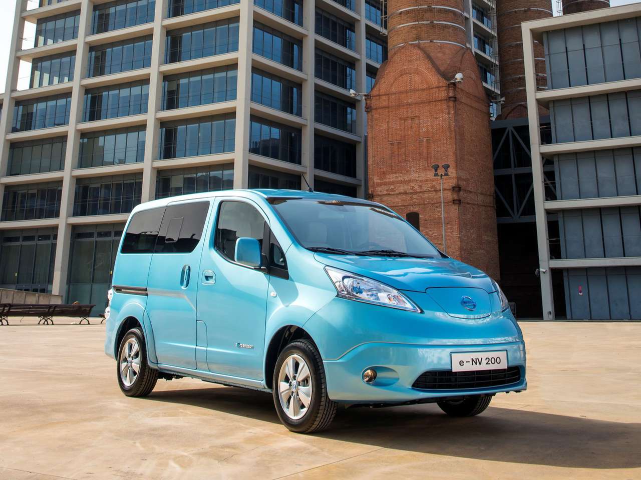 Nissan взялся за производство второго электрокара – e-NV200