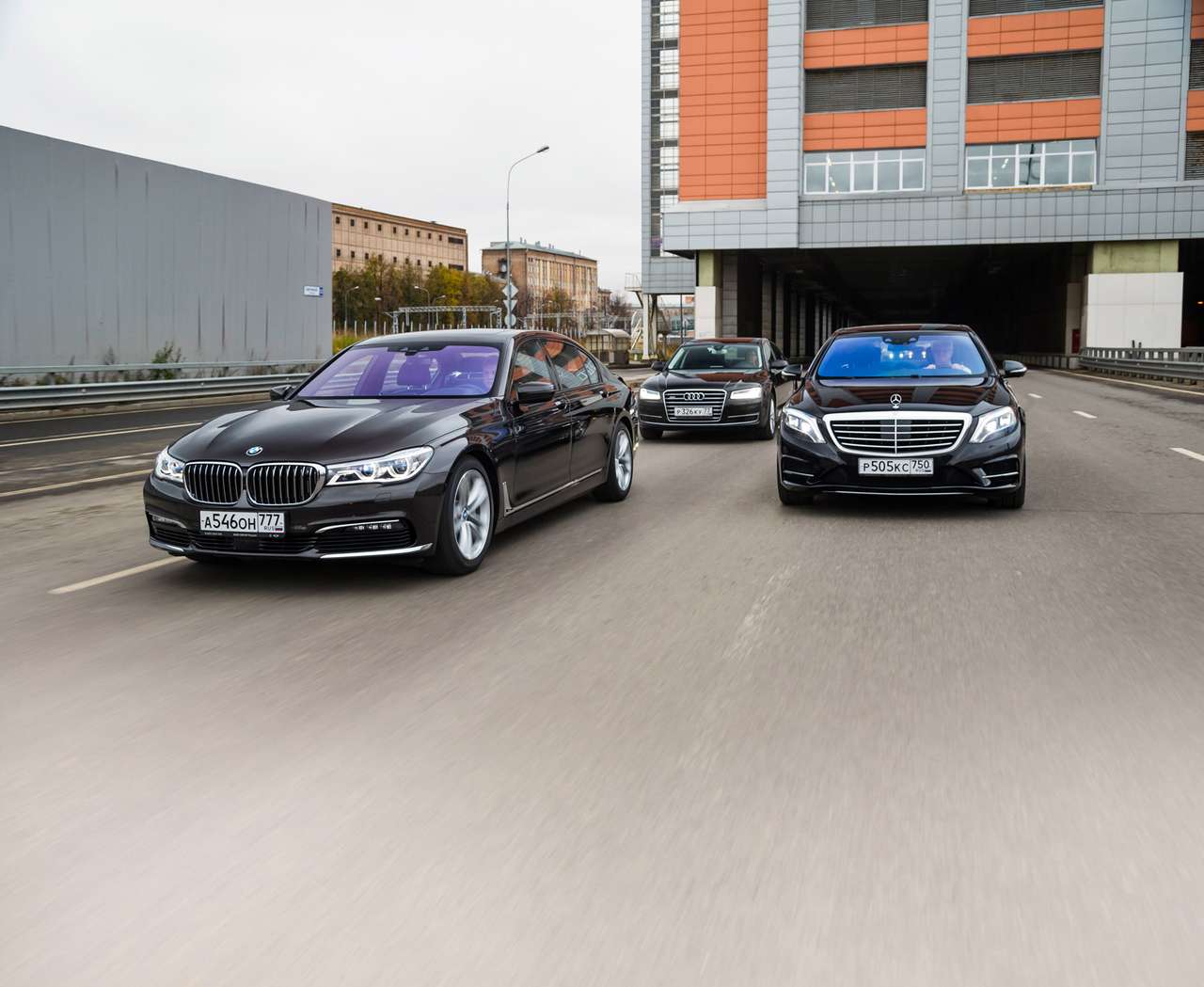 BMW 7-й серии против одноклассников: въезжаем в премиум