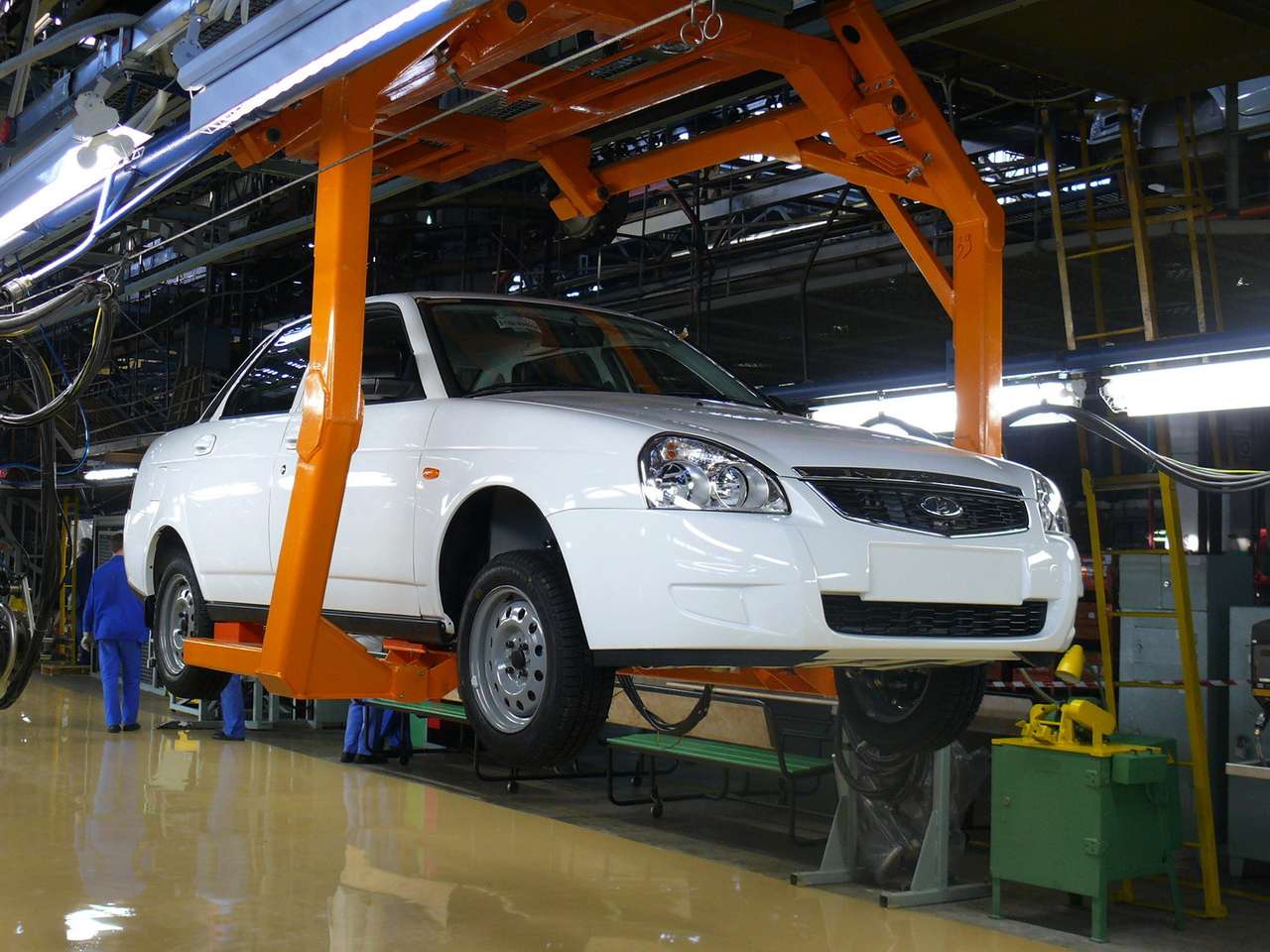 Названа цена Lada Priora c «роботом»