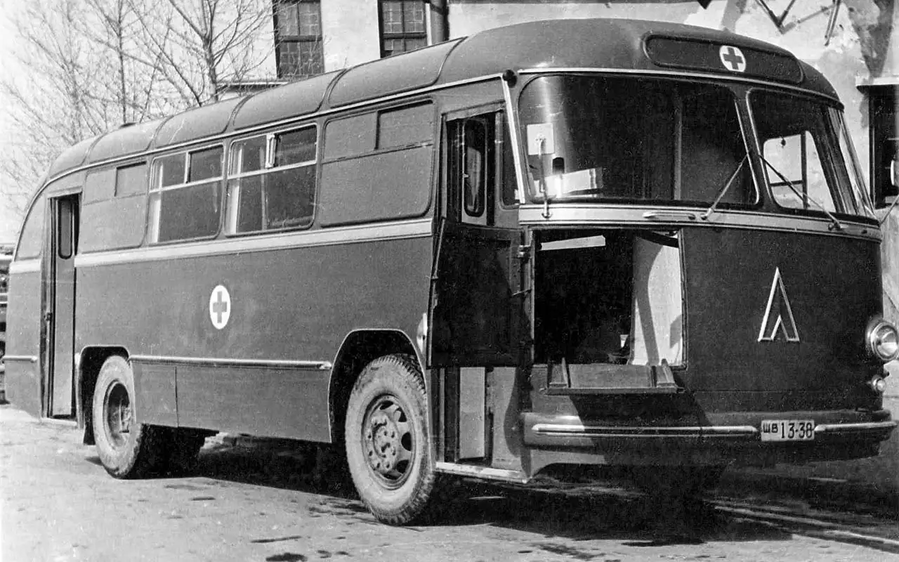 Одна из самых больших и удивительных «санитарок» в истории – ЛАЗ-695Б 1960-х. Такие модификации для военного времени разрабатывали и другие отечественные заводы. Люк спереди – для быстрой погрузки носилок с раненым.