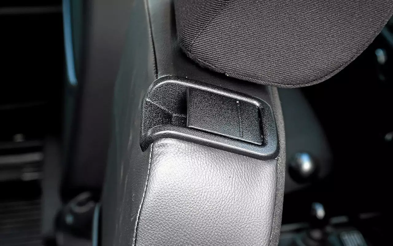 Как снять ручку откидывания сидения работа по салону авто Opel Corsa C, 1,2 л, 2002 года аксессуары DRIVE2