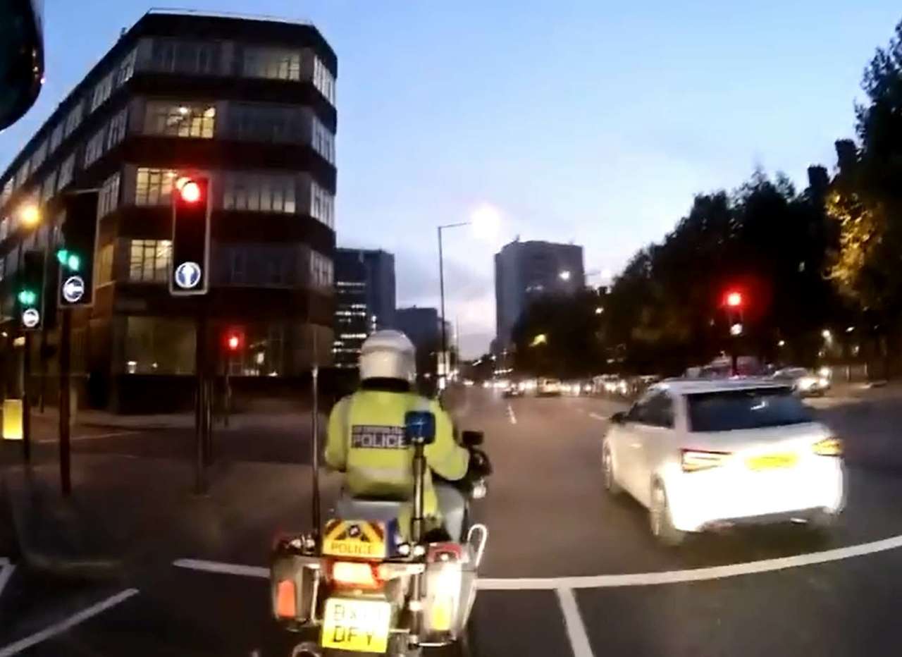 Девушке не понравился полицейский на мотоцикле (ВИДЕО)