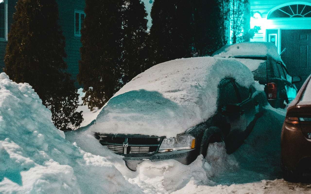 Чтобы вытащить машину из сугроба, нужны эти два предмета — совет эксперта