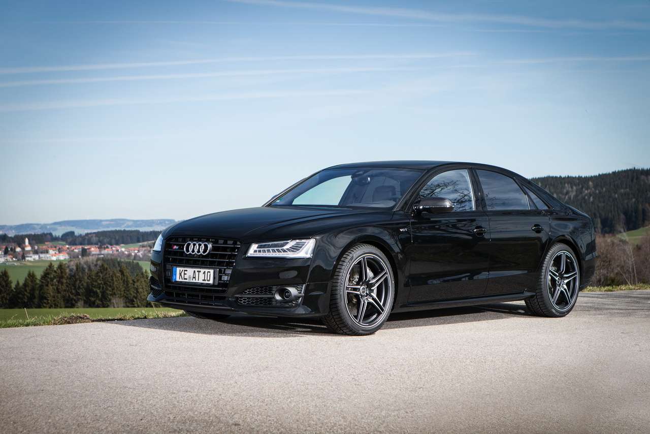 Внимание, на автобане ракета: Audi S8 plus несет угрозу всему живому