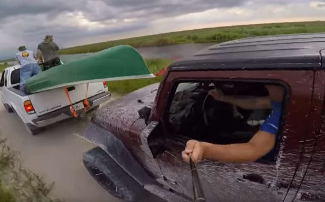 Как не надо делать селфи в джипе (ВИДЕО)