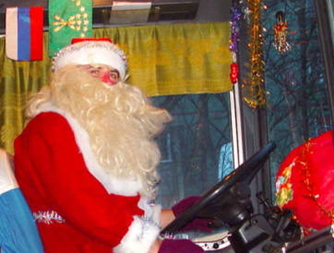 В Кемерове троллейбусом рулит Снегурочка, а билеты продает Дед Мороз