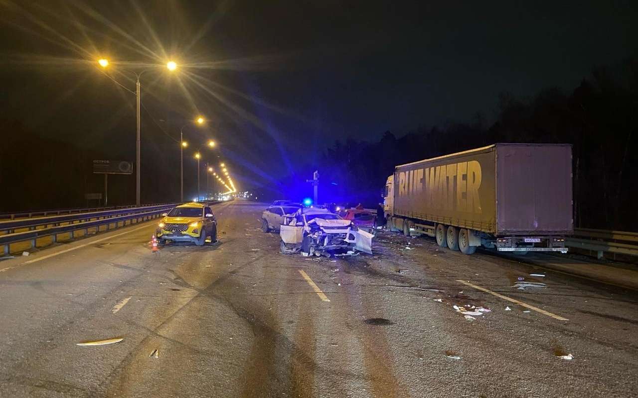 Груда железа: в Подмосковье грузовик протаранил 7 легковушек