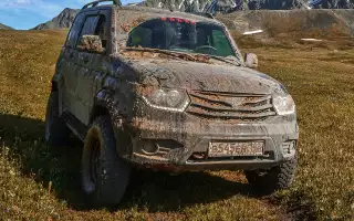 На дороге слякоть, а инспектор заставил очищать номер — это законно?